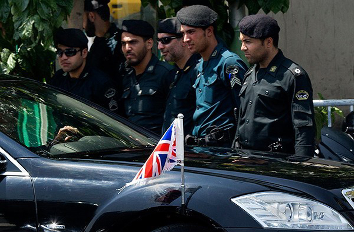 (تصاویر) تجمع در مقابل سفارت انگلیس