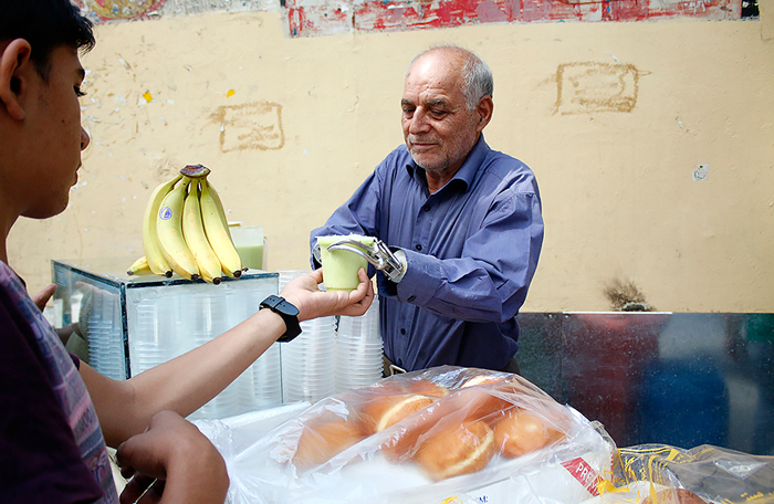 (تصاویر) آبمیوه فروشی با دستان آهنی