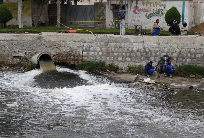(تصاویر) غسل عضو‌شورای شهر با آب فاضلاب!