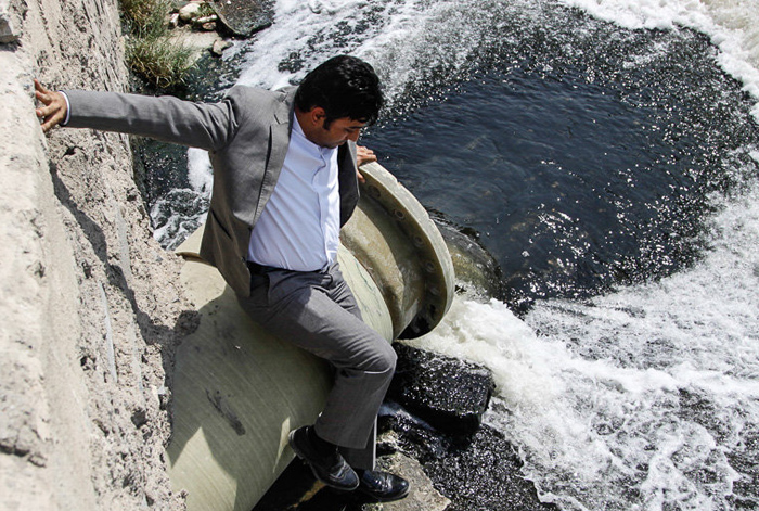 (تصاویر) غسل عضو‌شورای شهر با آب فاضلاب!