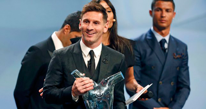 ناراحتی رونالدو از اهدای جایزه بهترین بازیکن اروپا به مسی+(تصاویر)