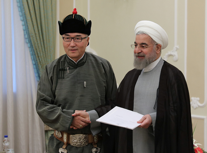 (تصاویر) دیدار با روحانی با لباس مغولی
