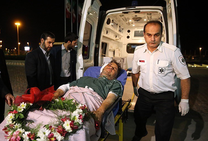 (تصاویر) بازگشت خبرنگار مجروح از سوریه