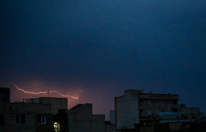 (تصاویر) رعد وبرق در آسمان تهران