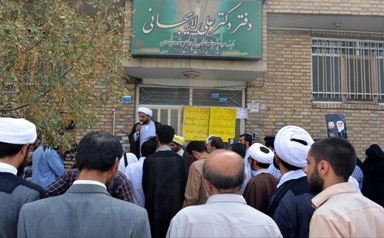 (تصاویر) تجمع دلواپسان مقابل دفتر لاریجانی در قم
