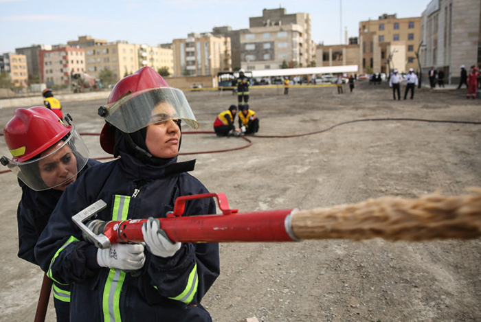 (تصاویر) مانور زنان آتش‌نشان