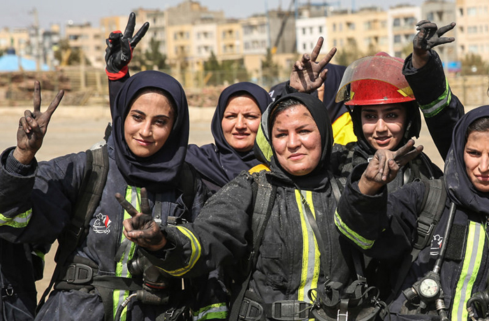 (تصاویر) مانور زنان آتش‌نشان