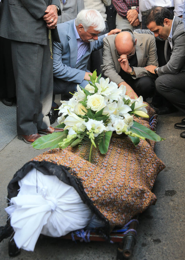 (تصاویر) تشییع عبدالرحیم جعفری مقابل درهای بسته «امیرکبیر»
