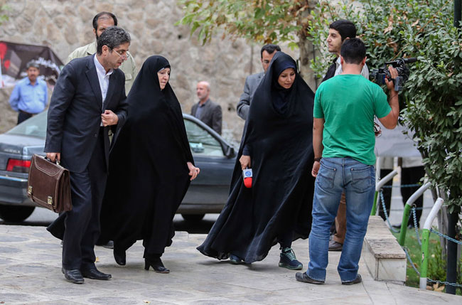 (تصاویر) اشک‌های ظریف در مجلس ترحیم همکارش