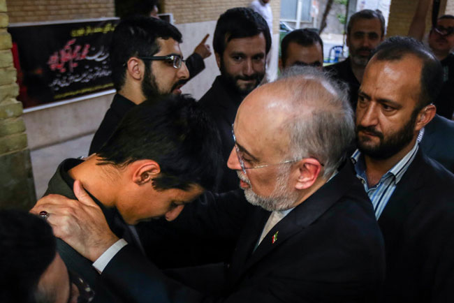 (تصاویر) اشک‌های ظریف در مجلس ترحیم همکارش