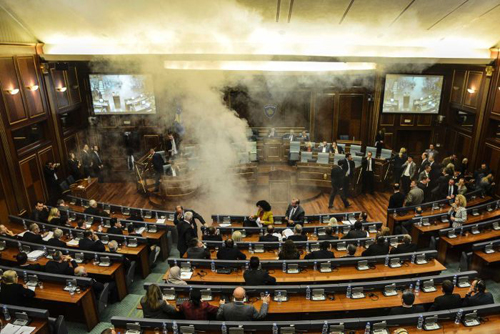 (تصاویر) پرتاب گاز اشک‌آور در پارلمان کوزوو