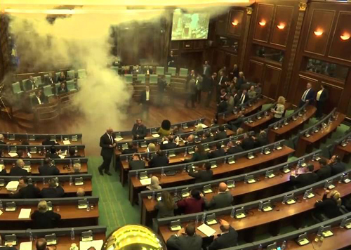(تصاویر) پرتاب گاز اشک‌آور در پارلمان کوزوو