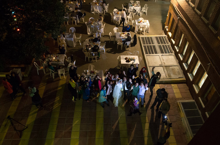 (تصاویر) جشن عروسی میان کارتن‌خواب‌ها