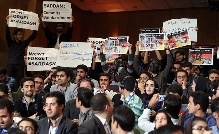 (تصاویر) اعتراض بسیج به سخنرانی اشتاین‌مایر