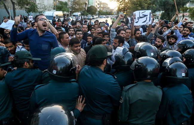 (تصاویر) تنش مقابل کنسولگری عربستان در مشهد