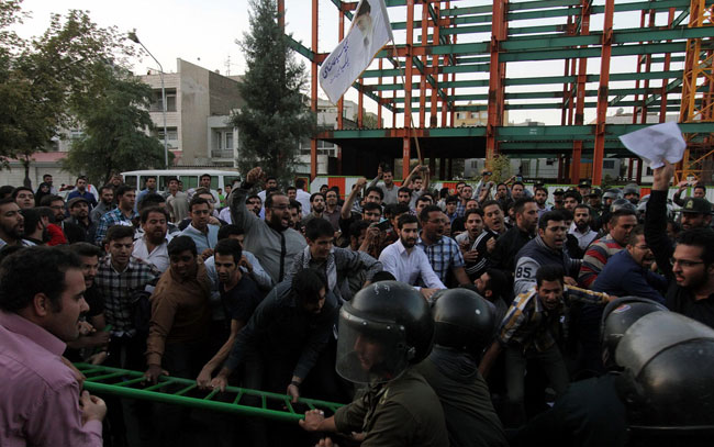 (تصاویر) تنش مقابل کنسولگری عربستان در مشهد