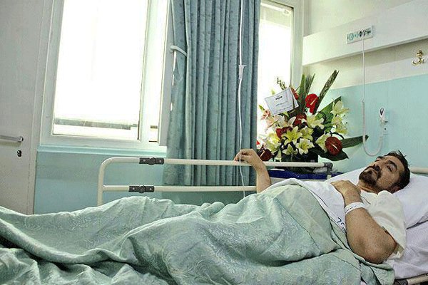 (تصویر) مجری با سابقه تلویزیون رو تخت بیمارستان