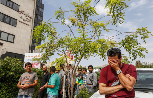 (تصاویر) تجمع هواداران هادی نوروزی مقابل بیمارستان آتیه