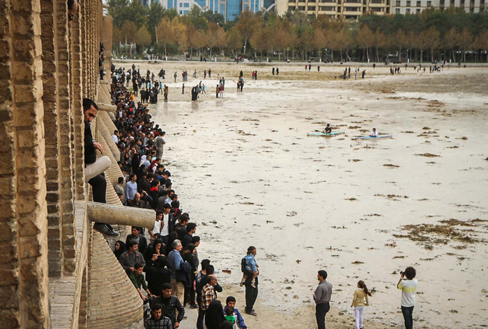 (تصاویر) استقبال اصفهانی‌ها از زاینده رود