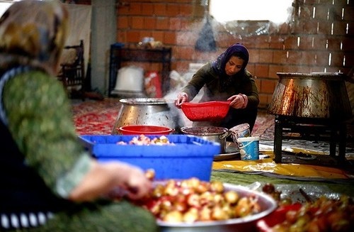 (تصاویر) پخت ترشی انار