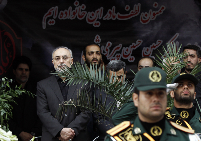 (تصاویر) احمدی‌نژاد در تشییع شهدای حرم
