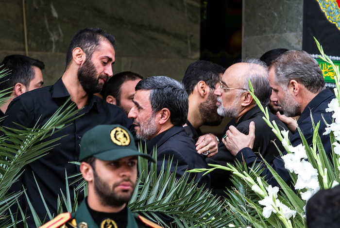 (تصاویر) احمدی‌نژاد در تشییع شهدای حرم