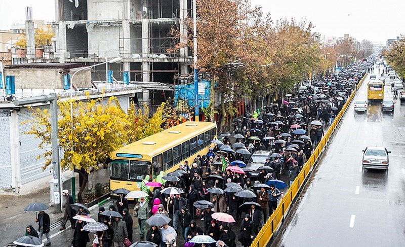 (تصاویر) کاروان اربعین در تهران زیر باران