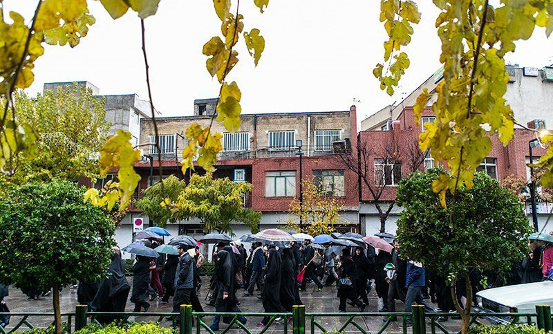 (تصاویر) کاروان اربعین در تهران زیر باران