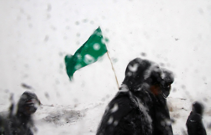 (تصاویر) زائران امام رضا(ع) در برف و سرما