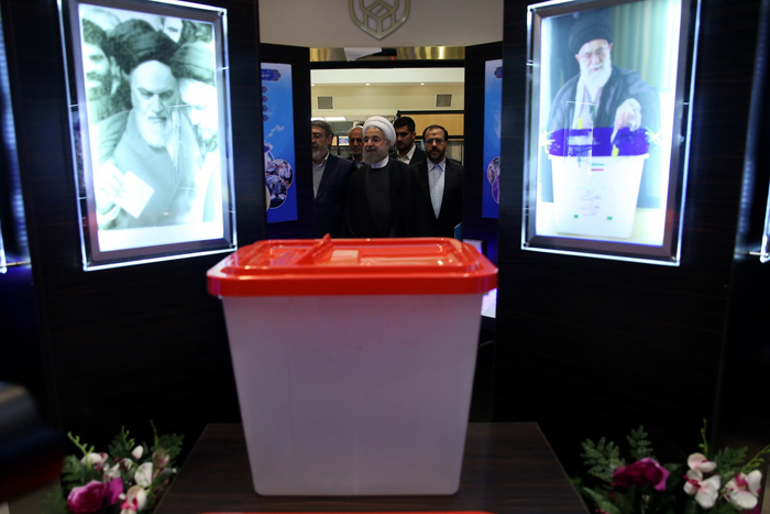 (تصاویر) ثبت نام روحانی در انتخابات خبرگان