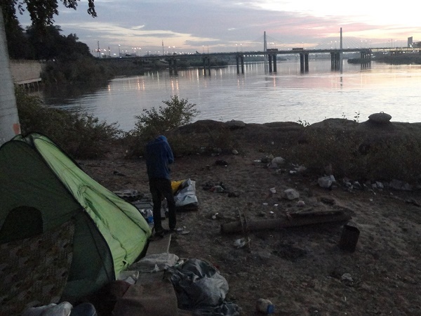 (تصاویر) گزارش یک زندگی فقیرانه زیر پل کارون