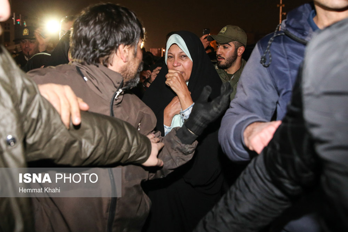 (تصاویر) گریه‌های مهدی و فائزه مقابل بیمارستان