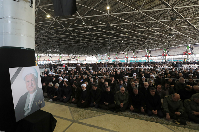 (تصاویر) نماز رهبرانقلاب بر پیکر 