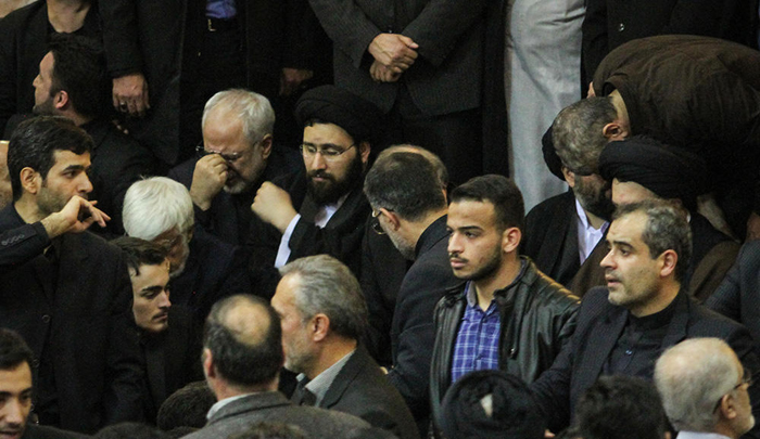 (تصویر) گریه‌ ظریف در مراسم تدفین هاشمی