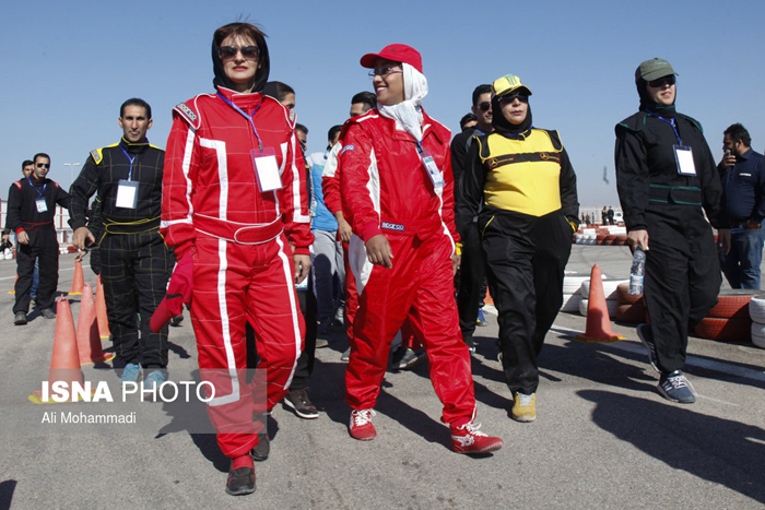 (تصاویر) رقابت زنان و مردان اتومبیلران در اهواز