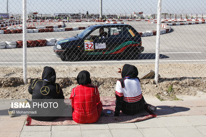 (تصاویر) رقابت زنان و مردان اتومبیلران در اهواز
