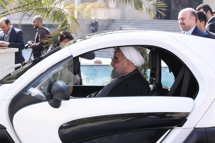 (تصاویر) روحانی پشت فرمان خودروی برقی