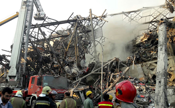 (تصاویر) خطر سرایت آتش به ساختمان مجاور پلاسکو