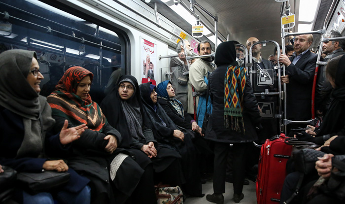 (تصاویر) گفتگو با قالیباف در مترو