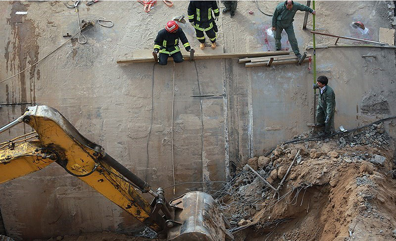 (تصاویر) ریزش خروجی تونل مترو قم