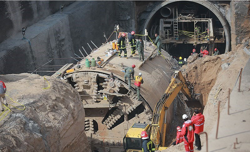 (تصاویر) ریزش خروجی تونل مترو قم