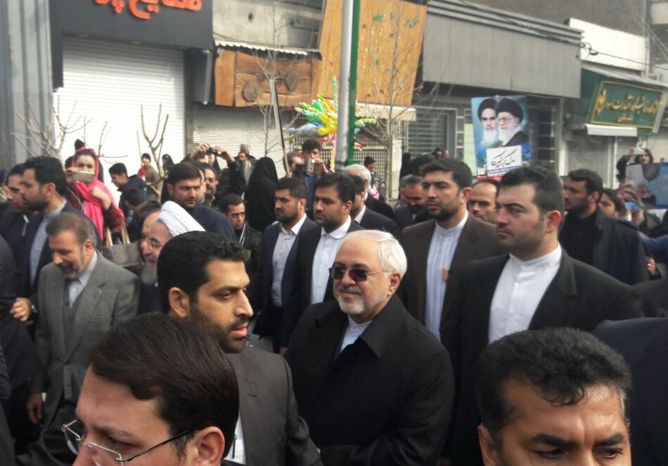 (تصویر) حضور ظریف در راهپیمایی ۲۲ بهمن
