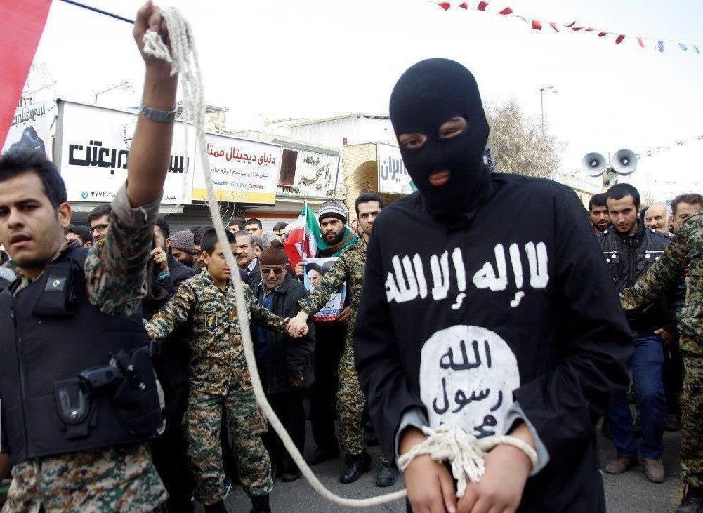 (تصویر) نمایش دستگیری یک داعشی در راهپیمایی ۲۲ بهمن