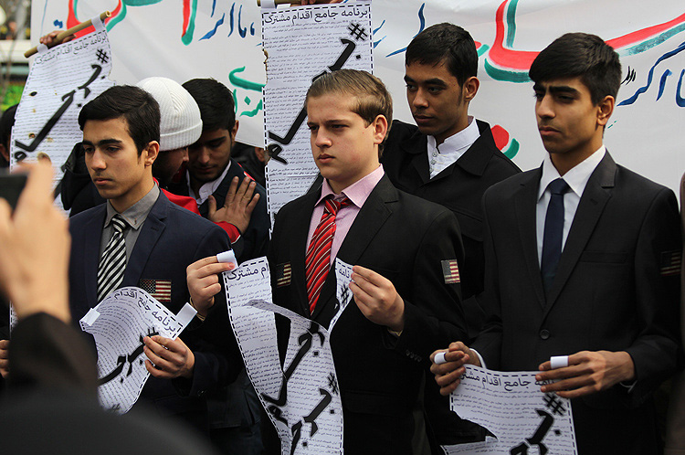(تصویر) پاره‌کردن برجام در راهپیمایی 22 بهمن