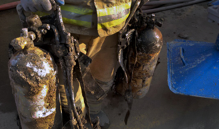 (تصاویر) کشف کپسول و تجهیزات آتش‌نشانان
