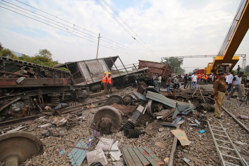 (تصاویر) خروج مرگبار قطار از ریل در هند