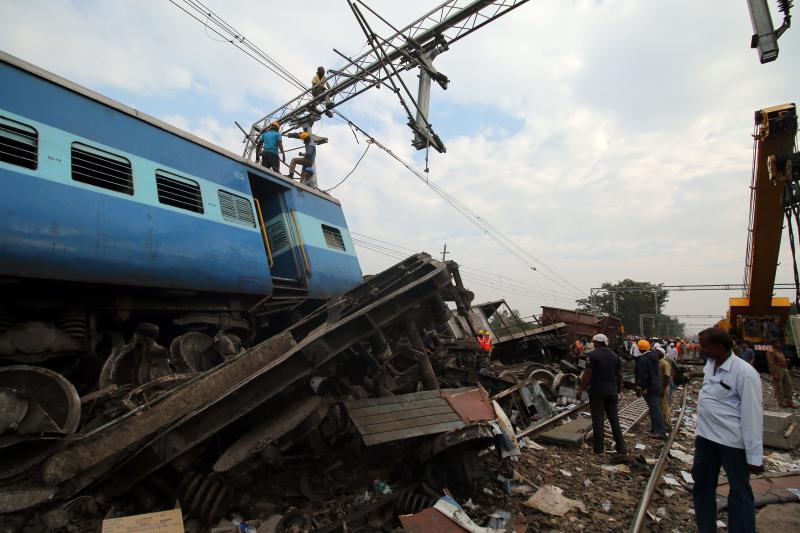 (تصاویر) خروج مرگبار قطار از ریل در هند