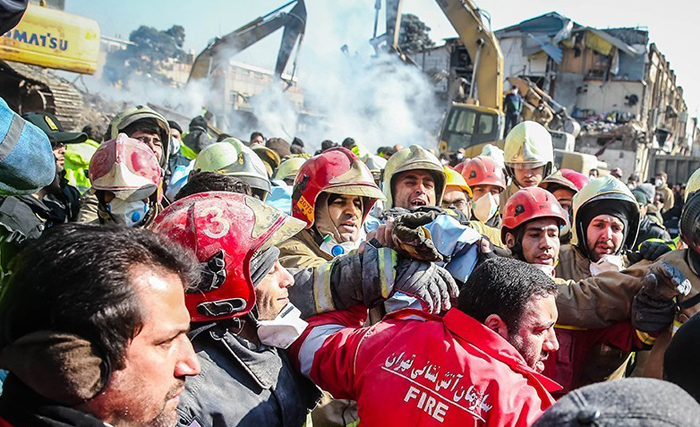 (تصاویر) یافتن پیکر شهدای آتش‌نشانان