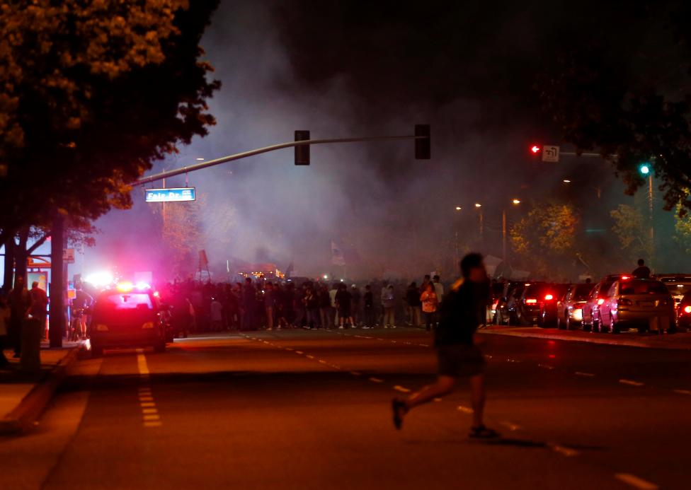 (تصاویر) درگیری پلیس با معترضان ترامپ