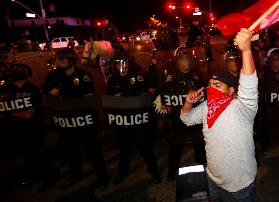 (تصاویر) درگیری پلیس با معترضان ترامپ